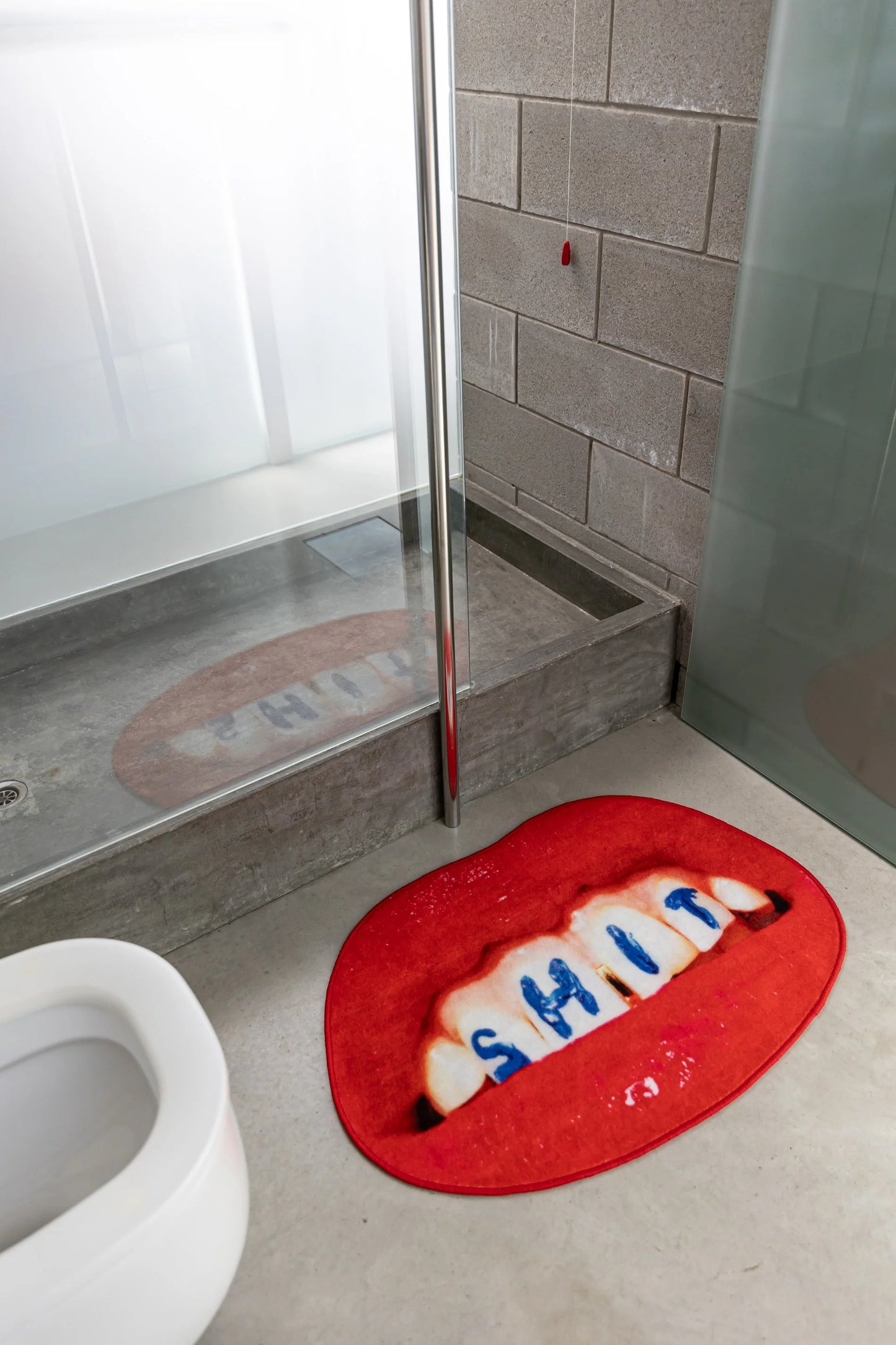 Seletti - Tappeto Bagno "Toiletpaper Home" Cm 60 × 90 - Shit (Sagomato) - Rosso