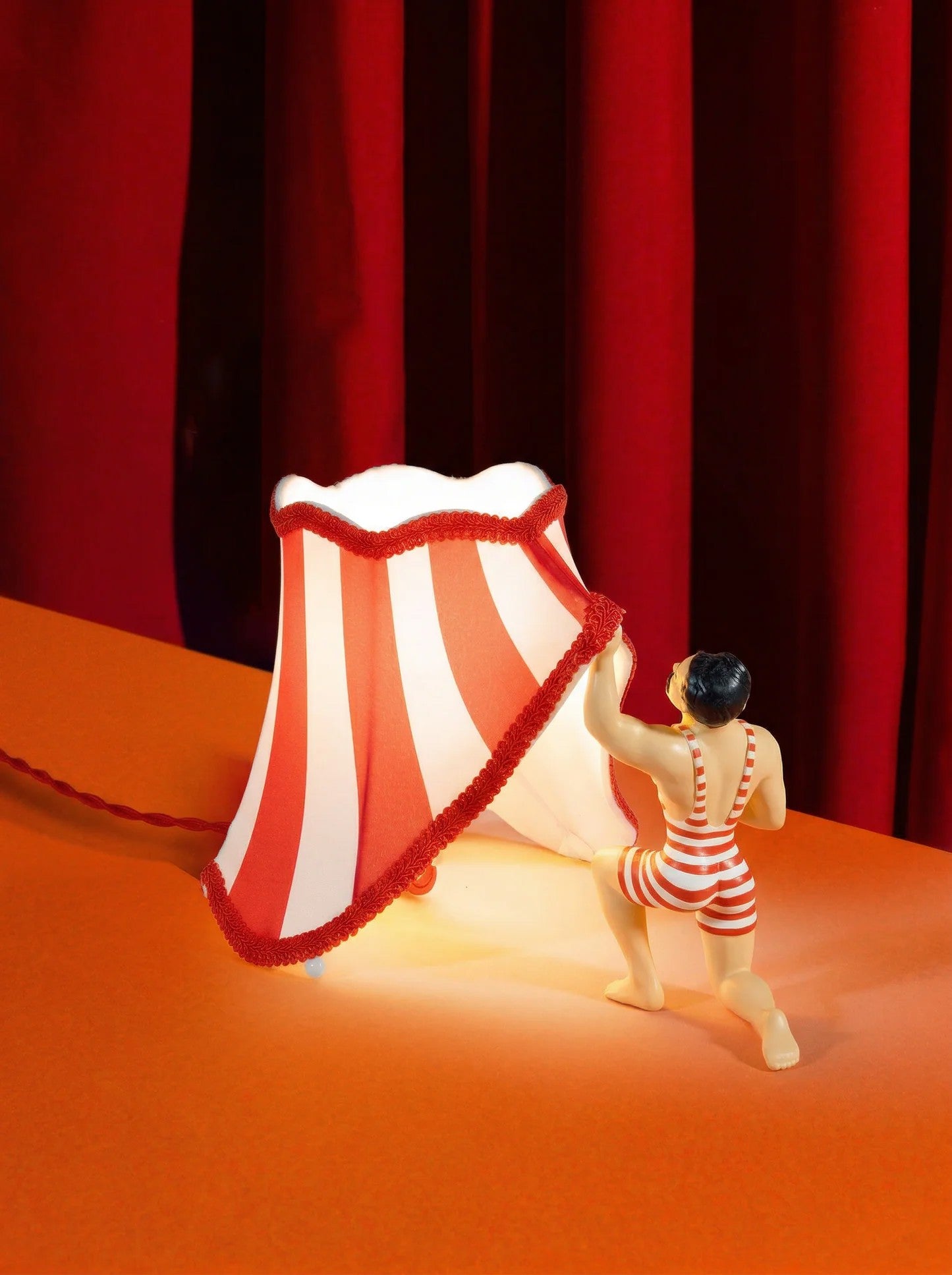Seletti - Circus-Bruno Abat-Jour In Pz 1 81,150 45,0 44,63 22 Resina,Metallo E Poliestere-Cm25×18.2x18.7 * - Rosso