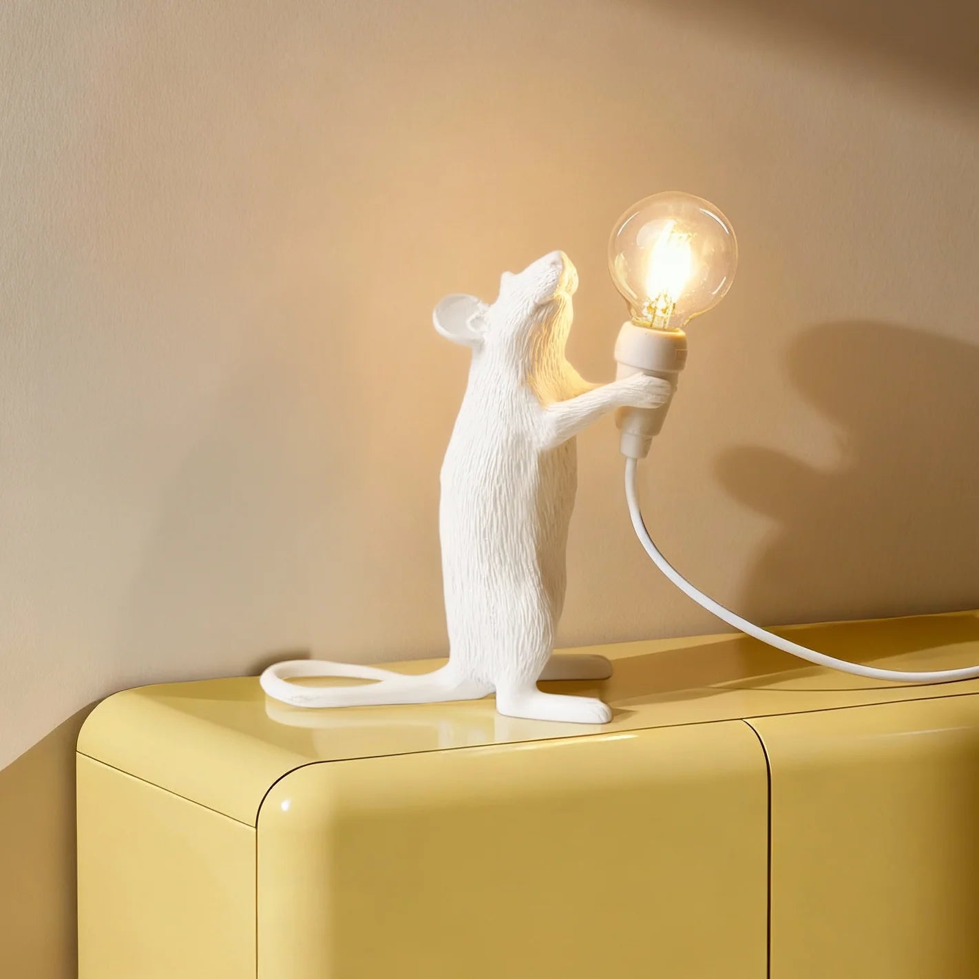 Seletti - Lampada In Resina "Mouse Lamp-Step" Cm.6x13,3 H. 14,5 -In Piedi Usb - Bianco
